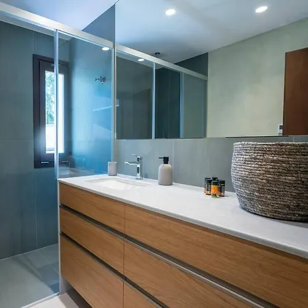 Sea And Sun Metaxy Mas, Brand-new, Beachfront ! * خانيا