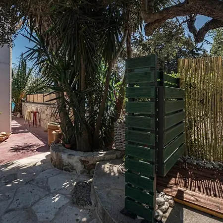 Sea And Sun Metaxy Mas, Brand-new, Beachfront ! بيت للعطل